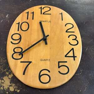 Vintage Spartus Quartz Wall Clock Wood Grain Oval Decorative